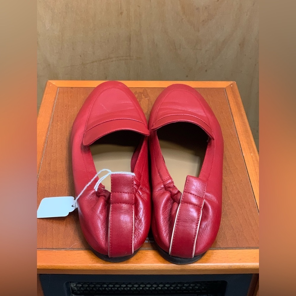 Everlane Made In Italy Vibrant Rose Red Leather Flats.         Size-9 - Picture 4 of 7